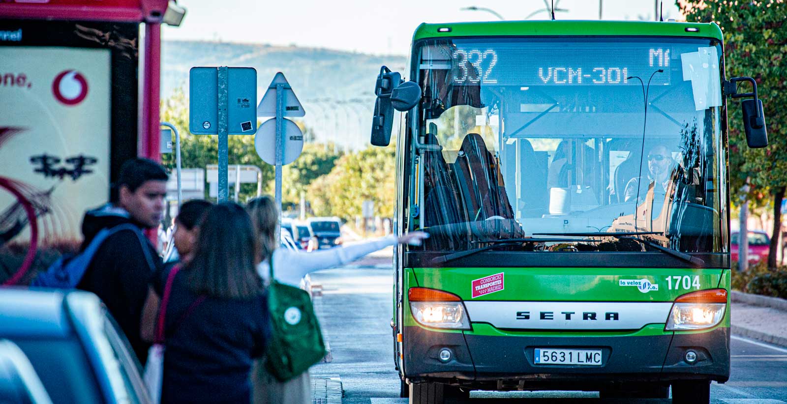 Ciudadanos solicitando la parada de autobús en Rivas